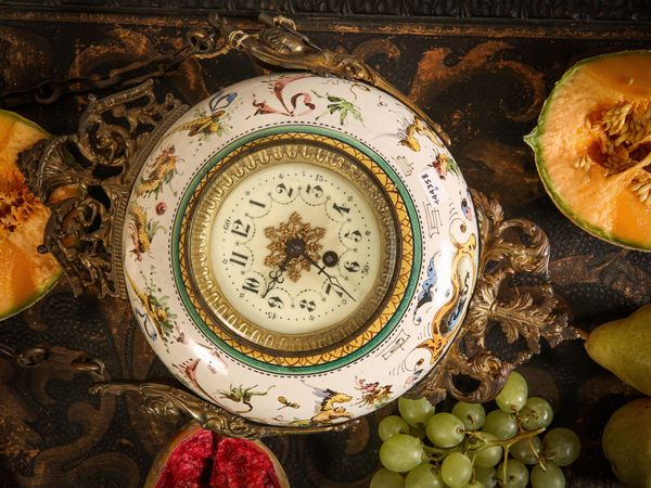 Orologio da parete in ceramica e metallo  - Asta L'arte di arredare - Associazione Nazionale - Case d'Asta italiane