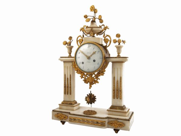 Orologio da tavolo a tempietto in marmo bianco di Carrara, Meuron  - Asta L'arte di arredare - Associazione Nazionale - Case d'Asta italiane