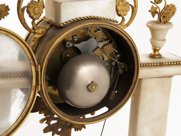 Orologio da tavolo a tempietto in marmo bianco di Carrara, Meuron  - Asta L'arte di arredare - Associazione Nazionale - Case d'Asta italiane