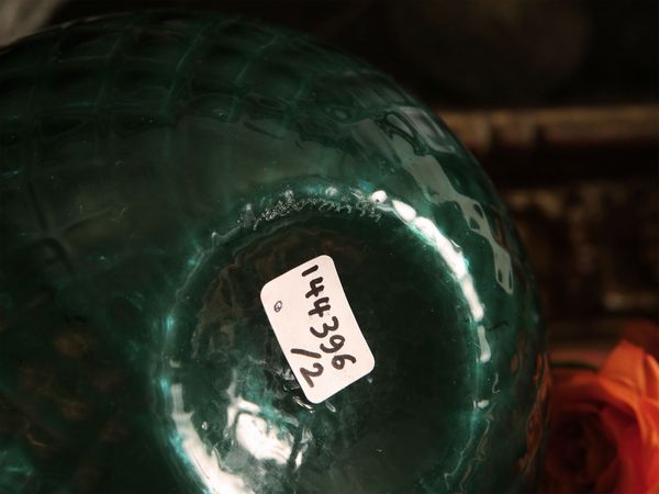 Vaso in vestro soffiato verde smeraldo, Venini 1994  - Asta L'arte di arredare - Associazione Nazionale - Case d'Asta italiane