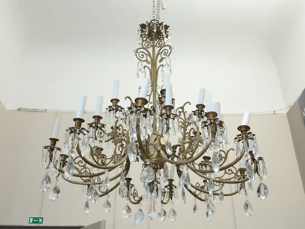 Lampadario in bronzo dorato e cristallo  - Asta L'arte di arredare - Associazione Nazionale - Case d'Asta italiane