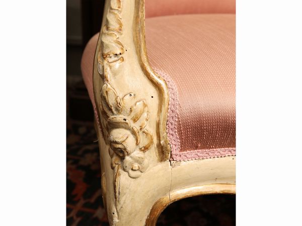 Poltrona in legno laccato color crema e lumeggiato in oro  - Asta L'arte di arredare - Associazione Nazionale - Case d'Asta italiane