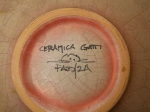 Piatto in ceramica smaltata a lustro, Gatti  - Asta L'arte di arredare - Associazione Nazionale - Case d'Asta italiane