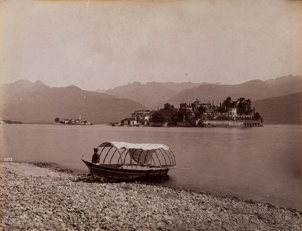 GIORGIO SOMMER : Lago maggiore, Isola bella e pescatori  - Asta Fotografia: Under 1K - Associazione Nazionale - Case d'Asta italiane