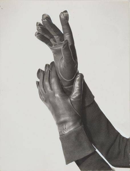 PHILIPPE HALSMAN : Gloves  - Asta Fotografia: Under 1K - Associazione Nazionale - Case d'Asta italiane