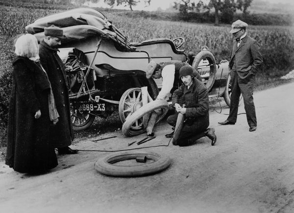 Jacques-Henri Lartigue : Voiture  - Asta Fotografia: Under 1K - Associazione Nazionale - Case d'Asta italiane