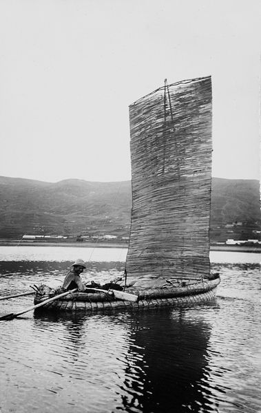 MARTIN CHAMBI : Tipica imbarcazione del lago Titicaca, Puno  - Asta Fotografia: Under 1K - Associazione Nazionale - Case d'Asta italiane