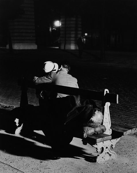 Gyula Halasz BRASSAI : Couple sur Banc  - Asta Fotografia: Under 1K - Associazione Nazionale - Case d'Asta italiane