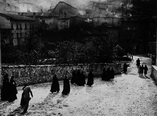 Renzo Tortelli : Senza titolo (Le donne di Scanno)  - Asta Fotografia: Under 1K - Associazione Nazionale - Case d'Asta italiane