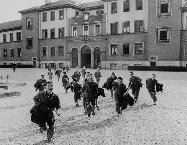 Carlo Cisventi : Senza titolo (Studenti)  - Asta Fotografia: Under 1K - Associazione Nazionale - Case d'Asta italiane