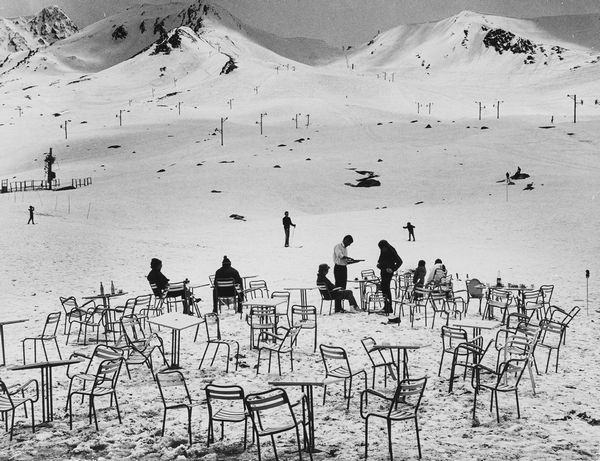 Jean Ribiére : La terrasse de Caf dans la neige  - Asta Fotografia: Under 1K - Associazione Nazionale - Case d'Asta italiane