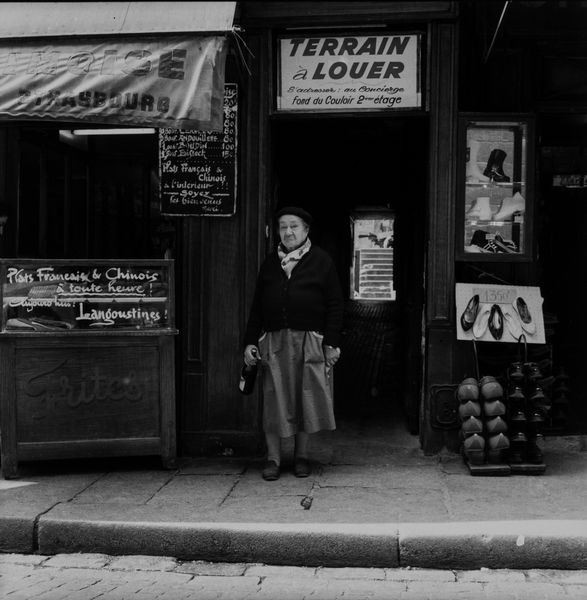 Alain Noguès : La dame age Rue Mouffetard  - Asta Fotografia: Under 1K - Associazione Nazionale - Case d'Asta italiane