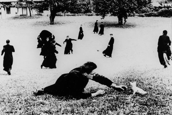 Mario Giacomelli : Io non ho mani che mi accarezzino il volto  - Asta Fotografia: Under 1K - Associazione Nazionale - Case d'Asta italiane