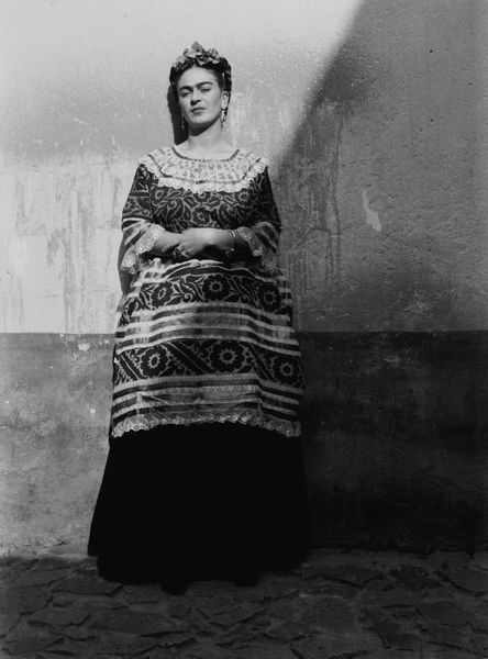 Leo Matiz : Frida posando en La Casa Azul  - Asta Fotografia: Under 1K - Associazione Nazionale - Case d'Asta italiane