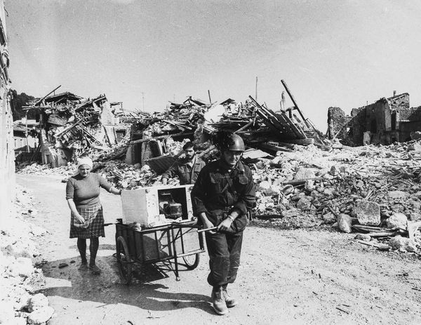 Alessandro Bosio : Terremotati del Friuli  - Asta Fotografia: Under 1K - Associazione Nazionale - Case d'Asta italiane