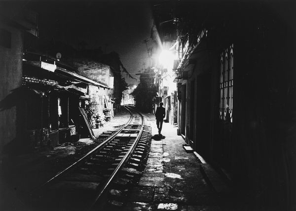 Olivier Tops : 5 Heure du matin dans la rue du train, Hanoi, Vietnam  - Asta Fotografia: Under 1K - Associazione Nazionale - Case d'Asta italiane