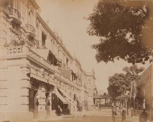 Félix Bonfils, : Sais courant ; Shepeards Hotel, Caire  - Asta Fotografia: Under 1K - Associazione Nazionale - Case d'Asta italiane