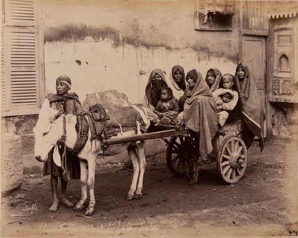 Félix Bonfils : Charrette transportant les femmes arabes ; Femme arabe et son enfant  baudette  - Asta Fotografia: Under 1K - Associazione Nazionale - Case d'Asta italiane