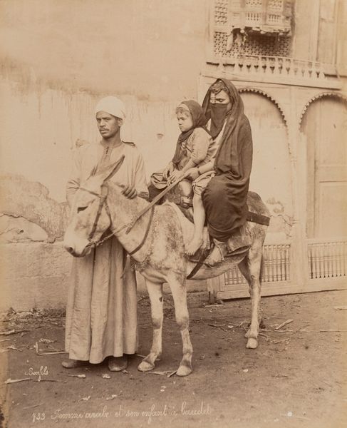 Félix Bonfils : Charrette transportant les femmes arabes ; Femme arabe et son enfant  baudette  - Asta Fotografia: Under 1K - Associazione Nazionale - Case d'Asta italiane