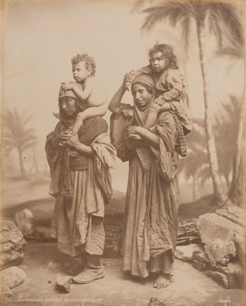 Félix Bonfils : Bdouines portant leurs enfants ; Dame arabe  - Asta Fotografia: Under 1K - Associazione Nazionale - Case d'Asta italiane