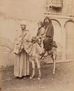 Félix Bonfils : Charrette transportant les femmes arabes ; Femme arabe et son enfant  baudette  - Asta Fotografia: Under 1K - Associazione Nazionale - Case d'Asta italiane