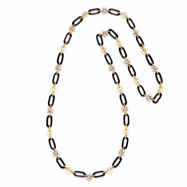 Van Cleef & Arpels : Collana in oro giallo 18k, onice, corallo bianco e diamanti.  - Asta Argenti dal XVIII al XX secolo - Associazione Nazionale - Case d'Asta italiane