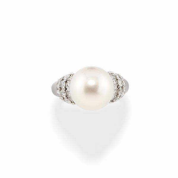 Anello in oro bianco 18k, diamanti e perla coltivata  - Asta Gioielli - Associazione Nazionale - Case d'Asta italiane
