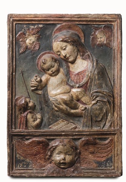 Madonna con Bambino e angeli. Rilievo in stucco policromo. Nei modi di Benedetto da Maiano. Toscana, possibile XV-XVI secolo  - Asta Dimore italiane - Associazione Nazionale - Case d'Asta italiane