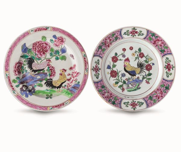 Due piatti diversi in porcellana Famiglia Rosa con galletti e decori floreali, Cina, Dinastia Qing, epoca Qianlong (1736-1796)  - Asta Dimore italiane - Associazione Nazionale - Case d'Asta italiane