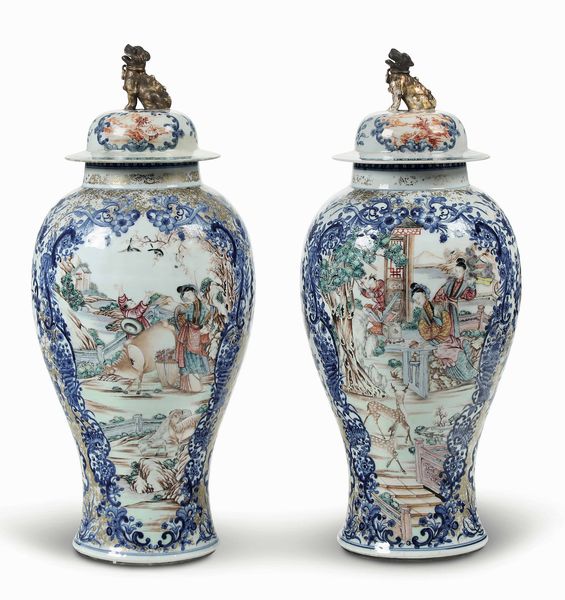 Coppia di potiches in porcellana con presa del coperchio a foggia di draghetto, decori floreali e scene di vita comune entro riserve, Cina, Dinastia Qing, epoca Qianlong (1736-1796)  - Asta Dimore italiane - Associazione Nazionale - Case d'Asta italiane