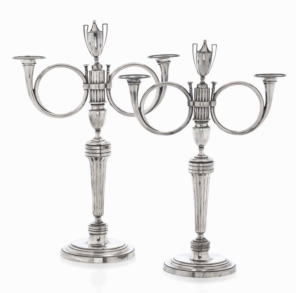 Coppia di candelabri in argento primo titolo fuso, sbalzato e cesellato. Parigi bolli in uso dal 1798 al 1809. Marchio dell'argentiere non identificato entro losanga  - Asta L'art de la table - Associazione Nazionale - Case d'Asta italiane