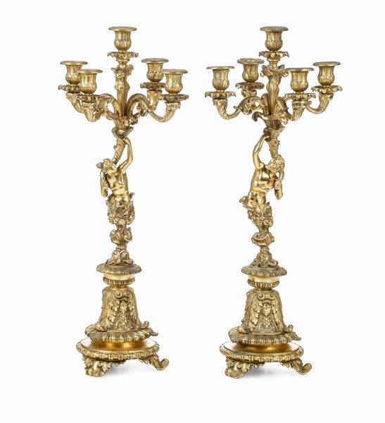 Coppia di candelabri a 5 fiamme. Bronzo fuso, cesellato e dorato. XX secolo  - Asta L'art de la table - Associazione Nazionale - Case d'Asta italiane