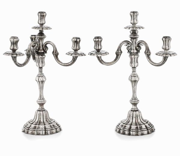 Coppia di candelabri a quattro fiamme. Argento fuso e sagomato. Argenteria milanese del XX secolo. Argentieri Fratelli Di Leone  - Asta L'art de la table - Associazione Nazionale - Case d'Asta italiane