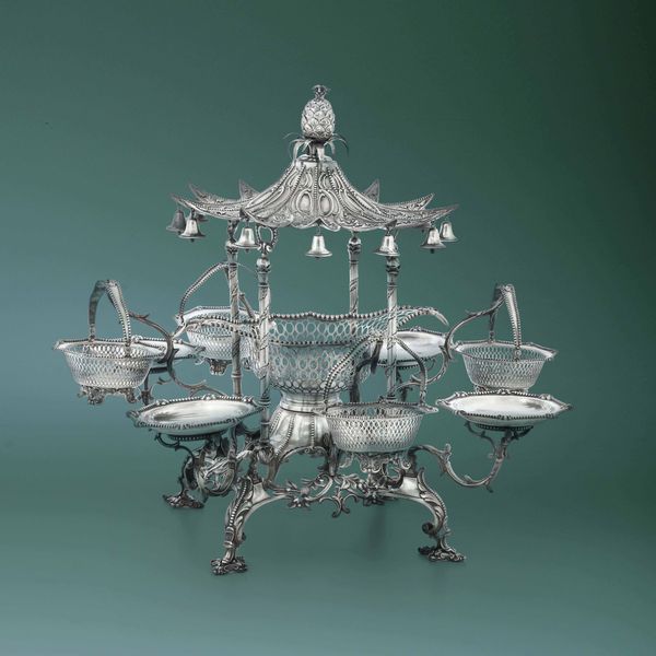 Monumentale pergne a foggia di pagoda in argento sterling fuso, traforato e cesellato. maestro argentiere lusitano. Portogallo XX secolo<BR>  - Asta L'art de la table - Associazione Nazionale - Case d'Asta italiane