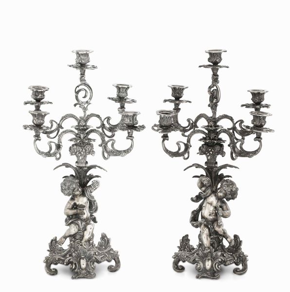 Coppia di candelabri in argento. Argenteria artistica italiana del XX secolo. Argentiere Gianni Pietrasanta & C., Valenza (Al)  - Asta L'art de la table - Associazione Nazionale - Case d'Asta italiane