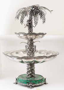 Monumentale fontana centrotavola. Argento fuso, sbalzato, cesellato e base circolare in malachite. Argenteria artistica italiana della prima met del XX secolo  - Asta L'art de la table - Associazione Nazionale - Case d'Asta italiane