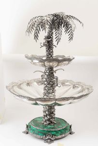 Monumentale fontana centrotavola. Argento fuso, sbalzato, cesellato e base circolare in malachite. Argenteria artistica italiana della prima met del XX secolo  - Asta L'art de la table - Associazione Nazionale - Case d'Asta italiane