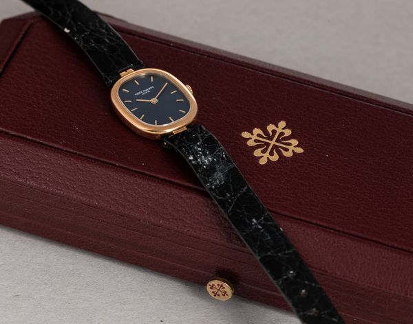 PATEK PHILIPPE - Ellipse Lady in oro giallo 18k al quarzo, quadrante blu con indici applicati e sfere dorate, accompagnato da astuccio originale  - Asta Orologio da polso e da tasca  - Associazione Nazionale - Case d'Asta italiane