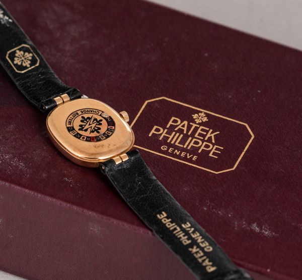 PATEK PHILIPPE - Ellipse Lady in oro giallo 18k al quarzo, quadrante blu con indici applicati e sfere dorate, accompagnato da astuccio originale  - Asta Orologio da polso e da tasca  - Associazione Nazionale - Case d'Asta italiane