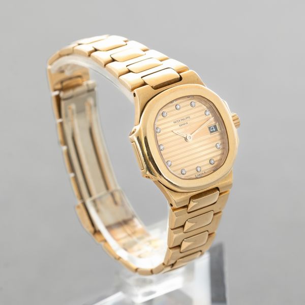 PATEK PHILIPPE - Nautilus Lady ref 4700/1J in oro giallo 18k con quadrante dorato indici in brillanti e finestrella del datario, accompagnato da Service e astuccio  - Asta Orologio da polso e da tasca  - Associazione Nazionale - Case d'Asta italiane