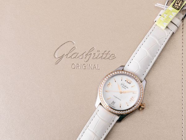 GLASHUTTE - Lady Serenade, acciaio e oro, ghiera con brillanti, quadrante in madreperla con indici e numeri Romani applicati, datario e movimento automatico, con scatola e garanzia  - Asta Orologio da polso e da tasca  - Associazione Nazionale - Case d'Asta italiane