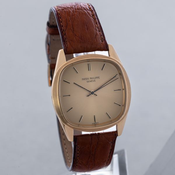 PATEK PHILIPPE - Ellipse ref. 3585, automatico, oro giallo 18k, quadrante champagne con indici applicati, corona di carica nascosta sotto al fondello  - Asta Orologio da polso e da tasca  - Associazione Nazionale - Case d'Asta italiane