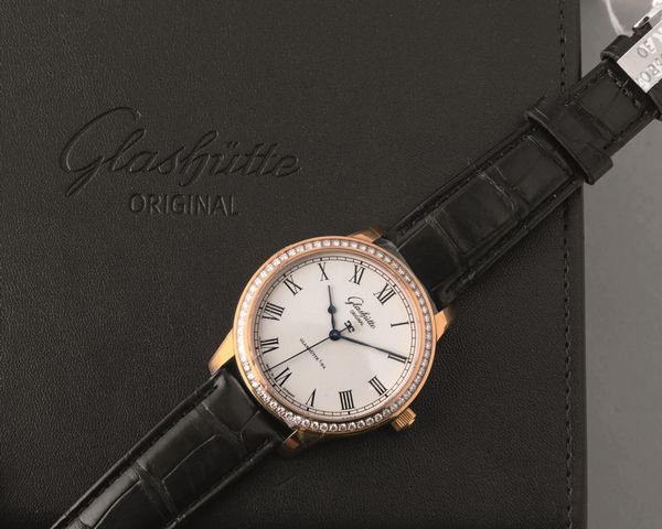 GLASHUTTE - Senator in oro rosa 18k e brillanti, quadrante Argent con numeri Romani, secondi centrali e movimento automatico a vista  - Asta Orologio da polso e da tasca  - Associazione Nazionale - Case d'Asta italiane