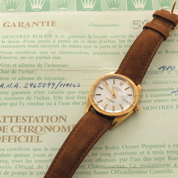 ROLEX - Date ref 1501 Ricciardi in oro giallo 18k, quadrante Argent con indici a bastone applicati, punzoni del retailer e Garanzia  - Asta Orologio da polso e da tasca  - Associazione Nazionale - Case d'Asta italiane