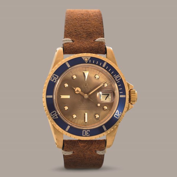 ROLEX - Submariner ref 1680/8 in oro giallo 18k quadrante virato al colore Champagne con indici Nipple, ghiera girevole blu, movimento automatico con datario  - Asta Orologio da polso e da tasca  - Associazione Nazionale - Case d'Asta italiane