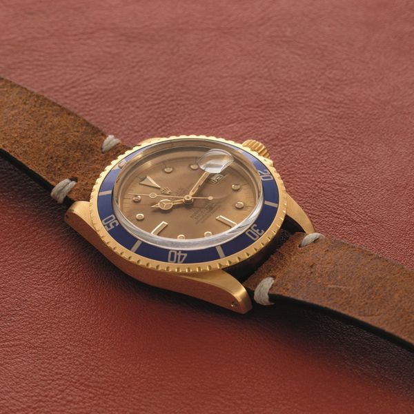 ROLEX - Submariner ref 1680/8 in oro giallo 18k quadrante virato al colore Champagne con indici Nipple, ghiera girevole blu, movimento automatico con datario  - Asta Orologio da polso e da tasca  - Associazione Nazionale - Case d'Asta italiane