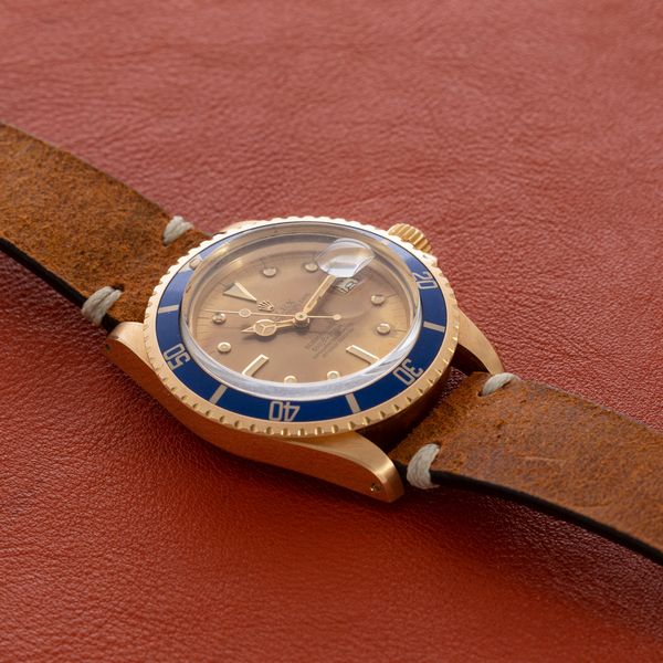 ROLEX - Submariner ref 1680/8 in oro giallo 18k quadrante virato al colore Champagne con indici Nipple, ghiera girevole blu, movimento automatico con datario  - Asta Orologio da polso e da tasca  - Associazione Nazionale - Case d'Asta italiane