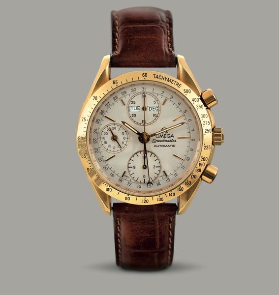 OMEGA - Speemaster in oro 18k, cronografo automatico tre contatori, funzione di calendario completo e indicazione delle 12/24 h, quadrante bianco con indici a bastone applicati, ghiera con scala tachimetrica e pulsanti a pompa  - Asta Orologio da polso e da tasca  - Associazione Nazionale - Case d'Asta italiane