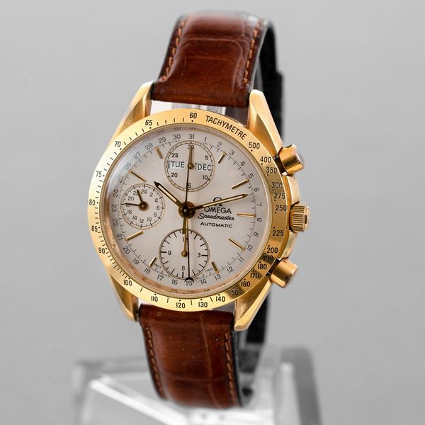 OMEGA - Speemaster in oro 18k, cronografo automatico tre contatori, funzione di calendario completo e indicazione delle 12/24 h, quadrante bianco con indici a bastone applicati, ghiera con scala tachimetrica e pulsanti a pompa  - Asta Orologio da polso e da tasca  - Associazione Nazionale - Case d'Asta italiane