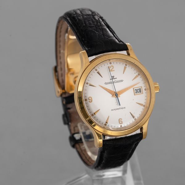 JAEGER LECOULTRE - Master Control in oro giallo 18k, quadrante bianco con indici e numeri Arabi applicati, movimento automatico con datario e secondi centrali.<BR>Accompagnato da scatola e garanzia  - Asta Orologio da polso e da tasca  - Associazione Nazionale - Case d'Asta italiane